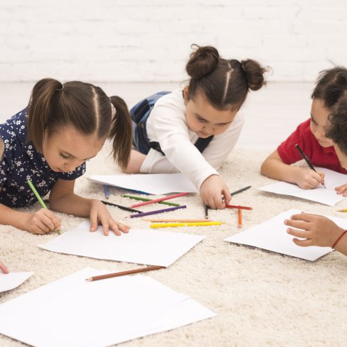 grupo-de-ninos-dibujando